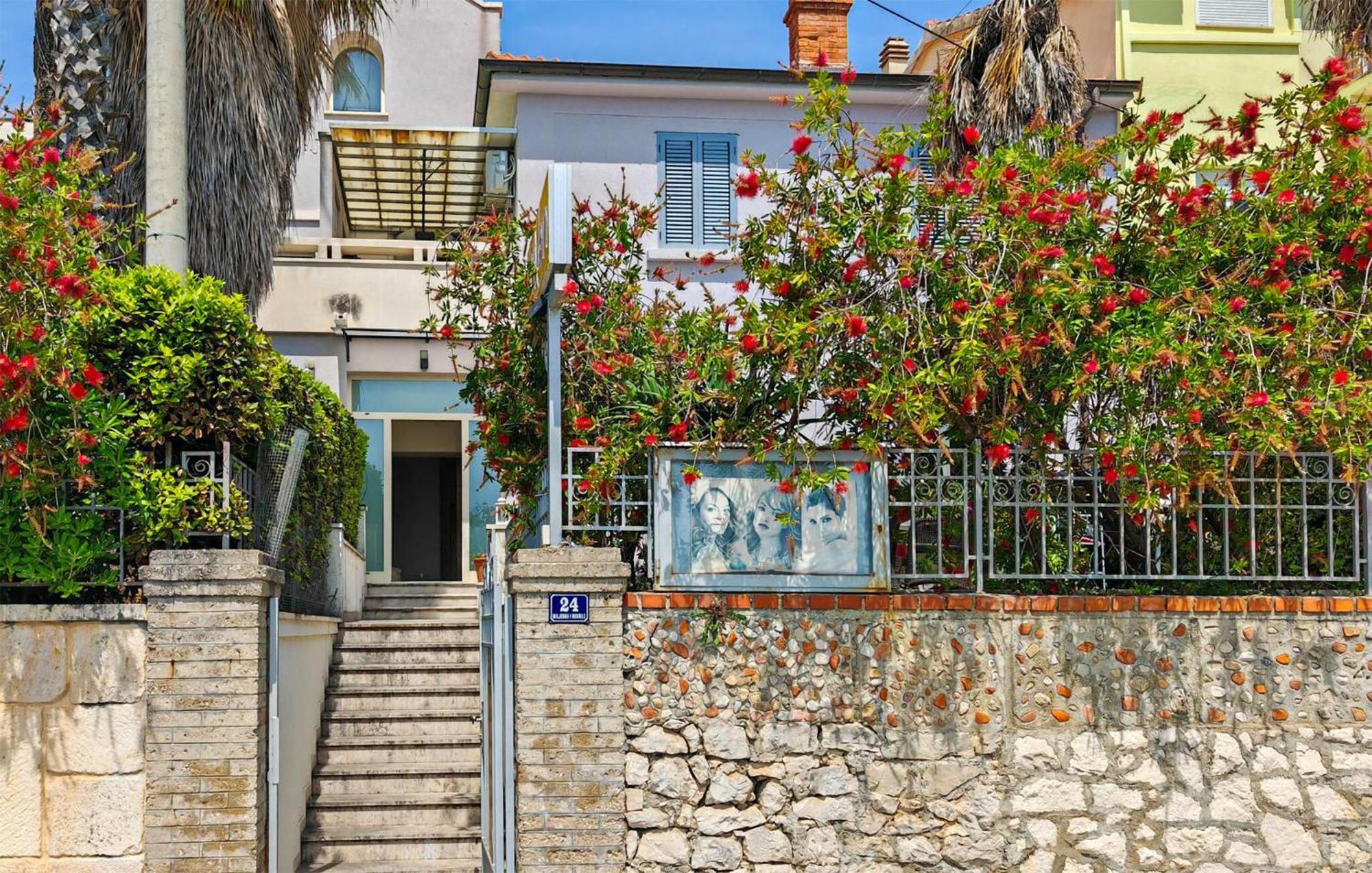 2 Bedroom Gorgeous Apartment In Kastel Luksic Kaštela Kültér fotó